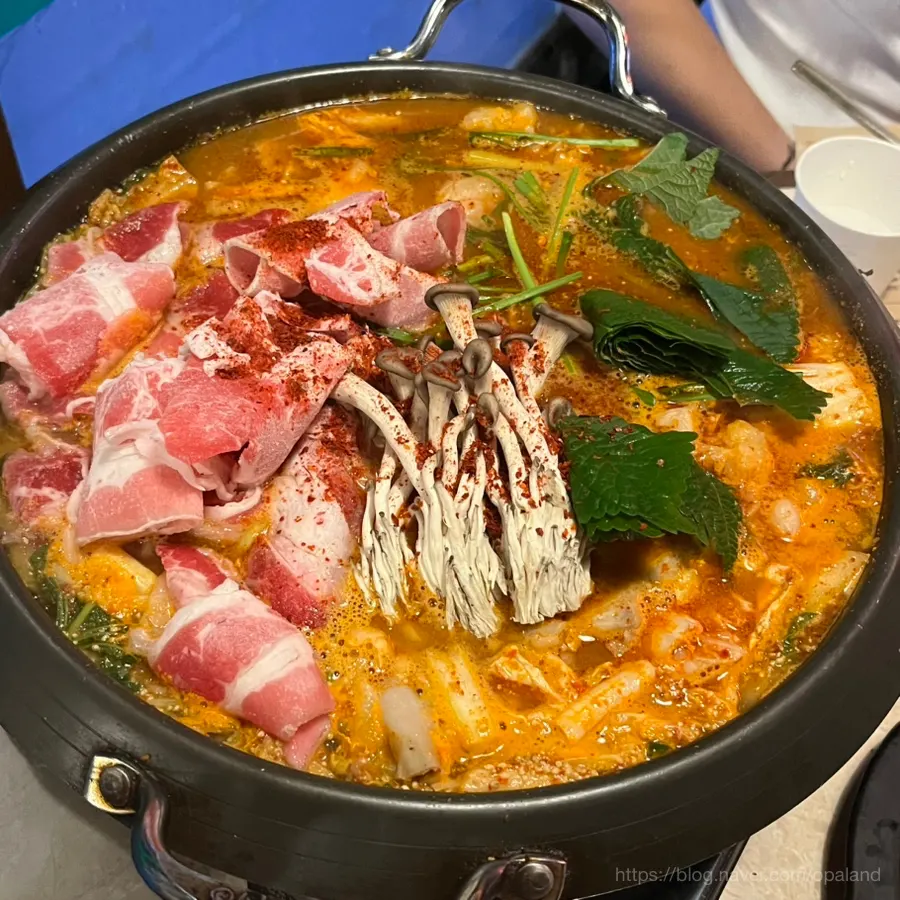 큼지막한 냄비에 담긴 진 곱창전골
