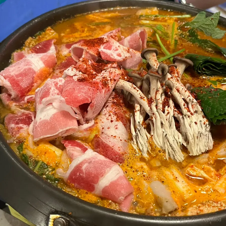 곱창과 우삼겹, 채소가 담긴 곱창전골