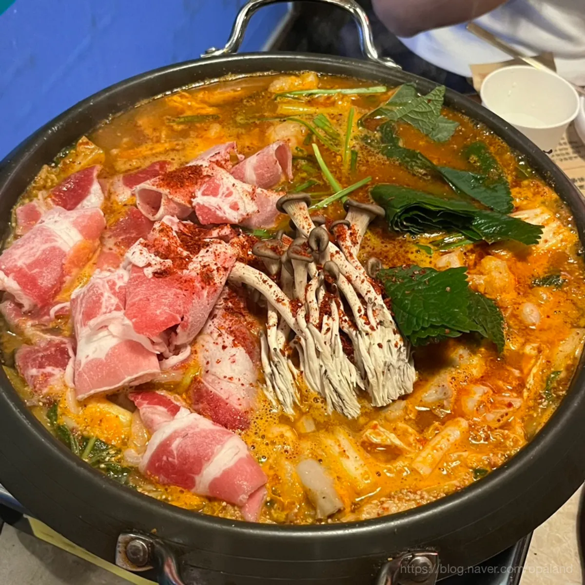 끓기 시작한 진 곱창전골