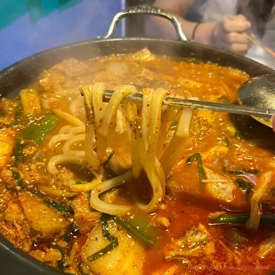 그릇에 덜어 담은 곱창전골