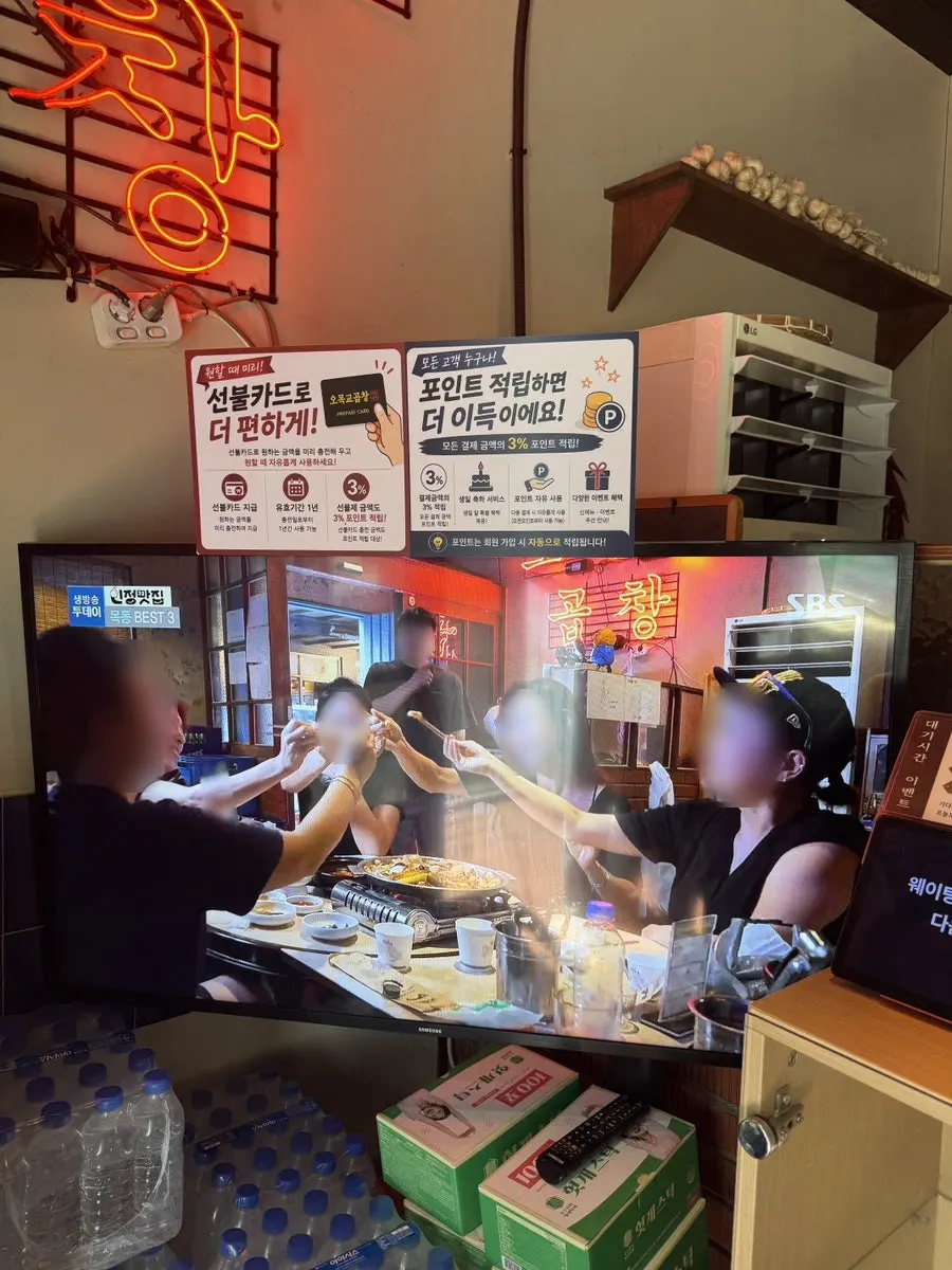 挂在店门口的资格证书与感谢牌