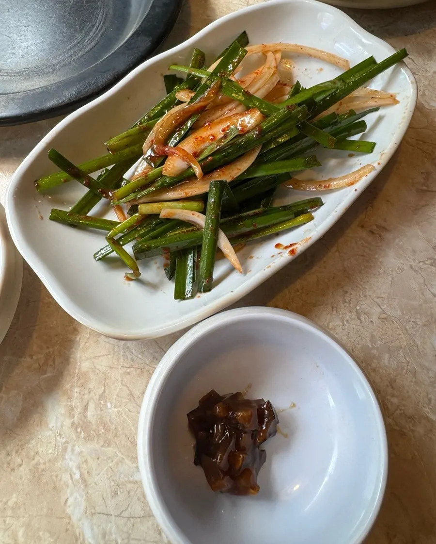 香辣特制酱料与香油盐酱等配菜酱料