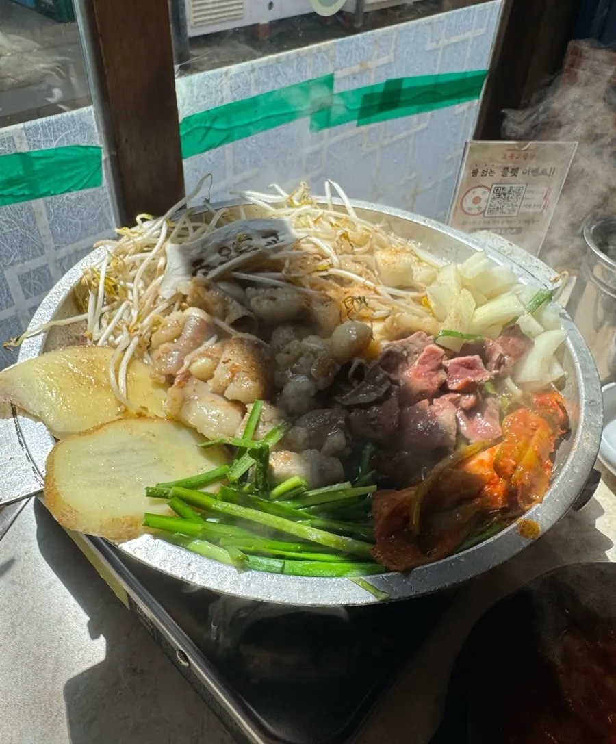 烤盘上的手工整蒜牛肠2人份