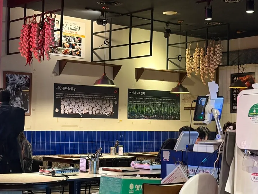 Long connected seating for group dinners