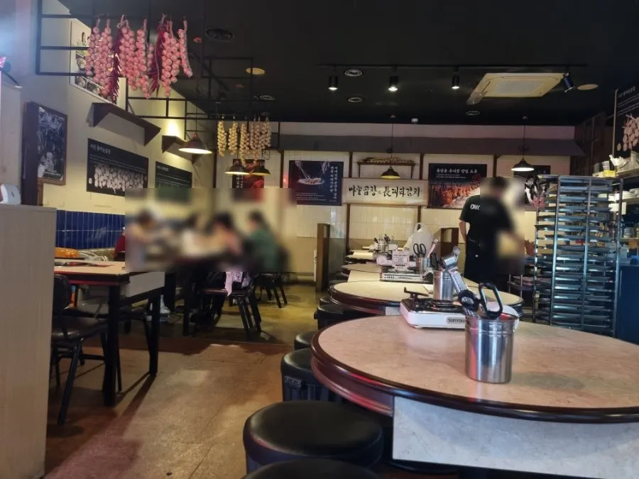 Table seating inside Omokgyo Gopchang
