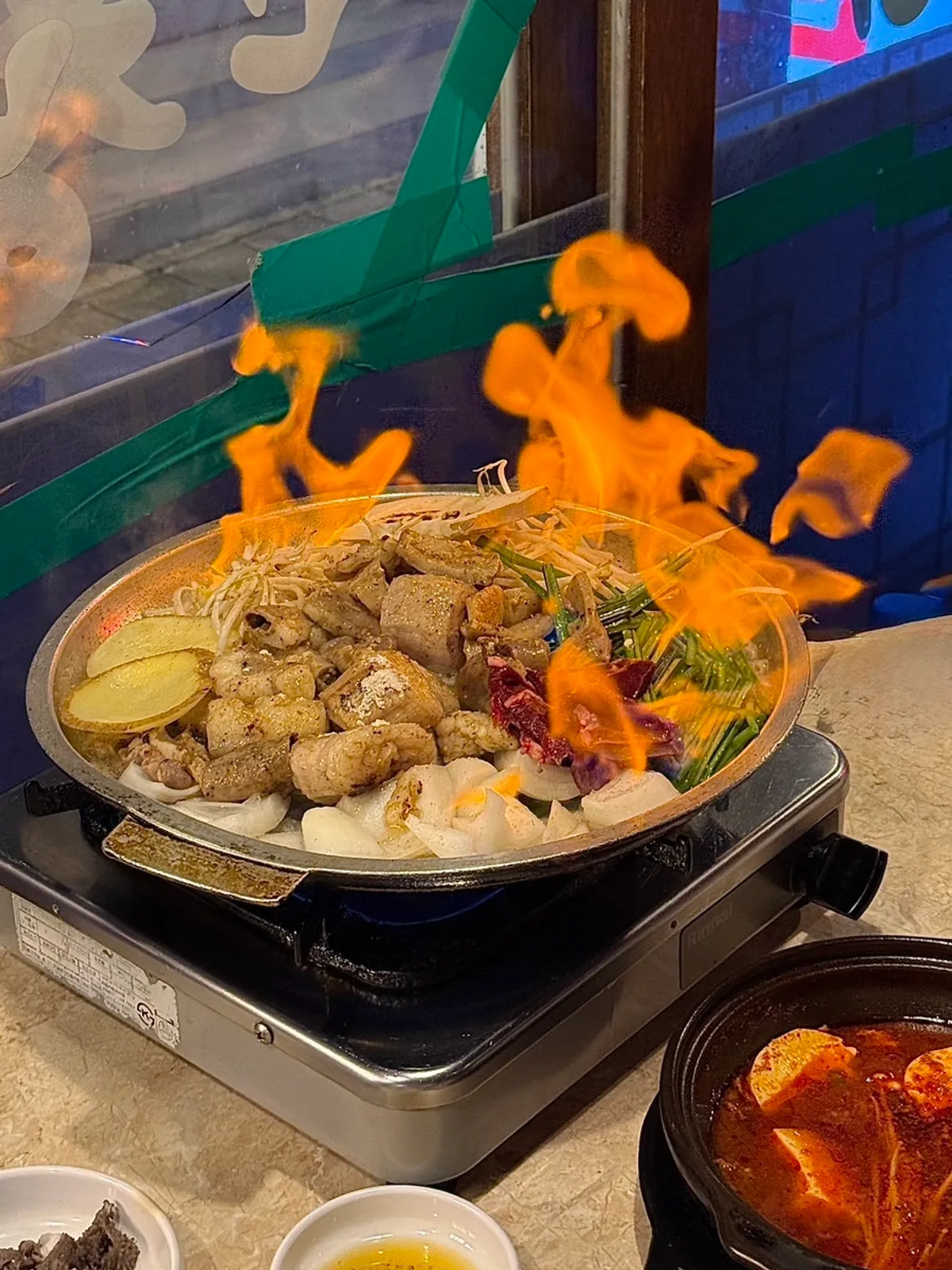 오목교곱창 불판 위 모듬곱창
