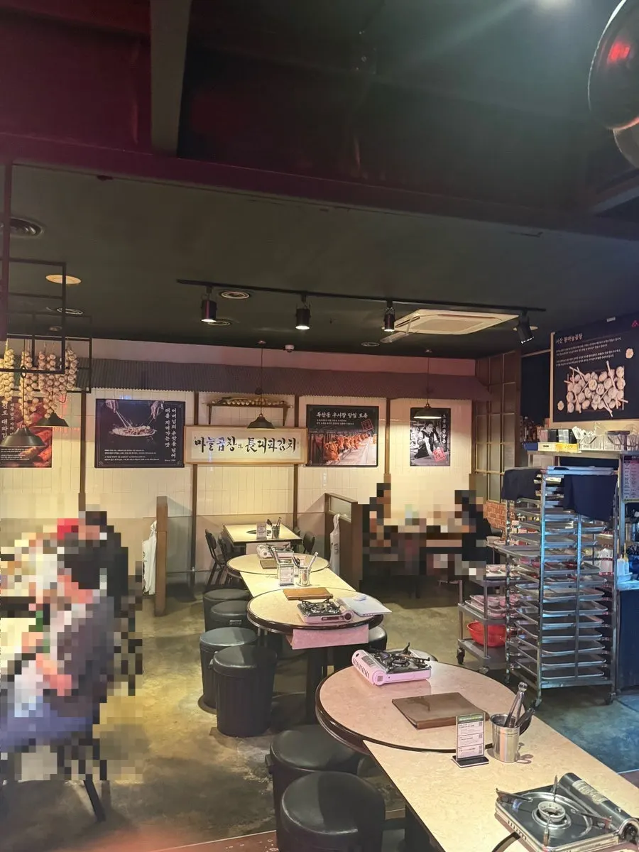 Lighting and seating inside Omokgyo Gopchang Mokdong Main Branch