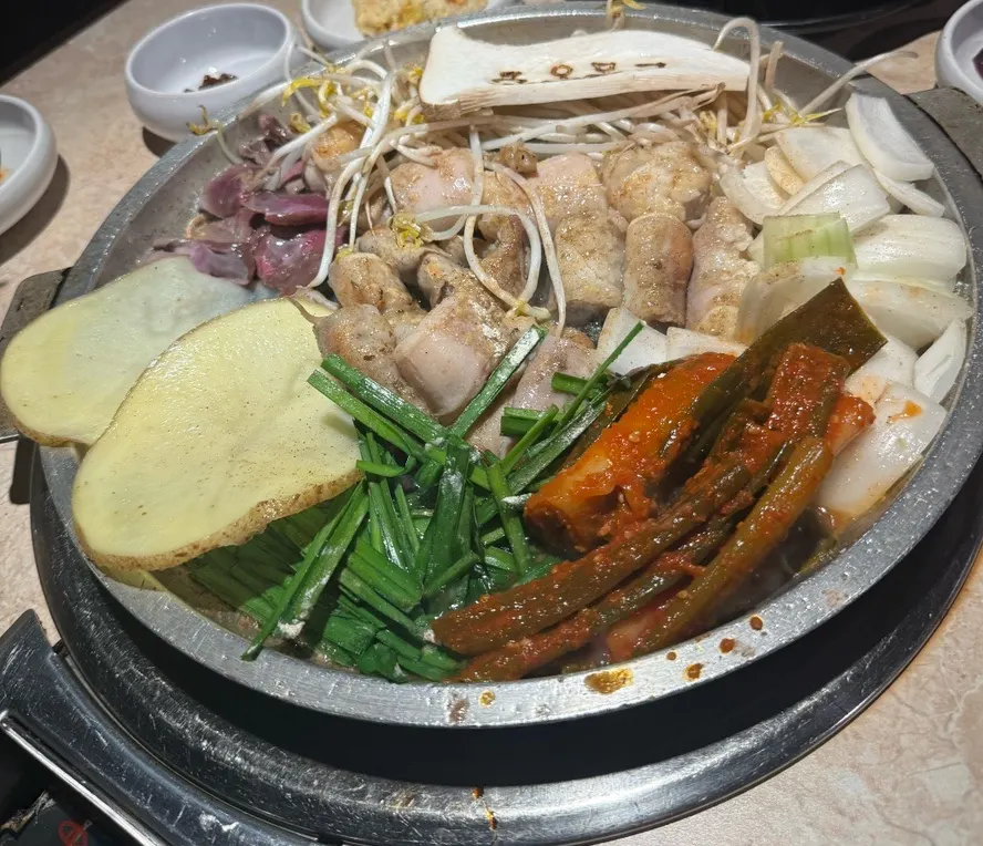 Six cuts making up the mixed gopchang platter
