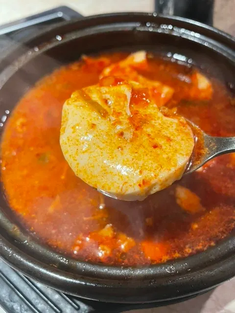 Side dishes and sauces served to go with the gopchang