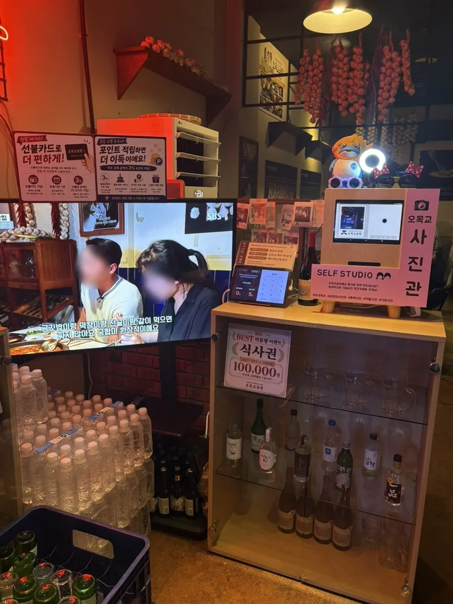 Omokgyo Gopchang restaurant crowded with weekday evening diners