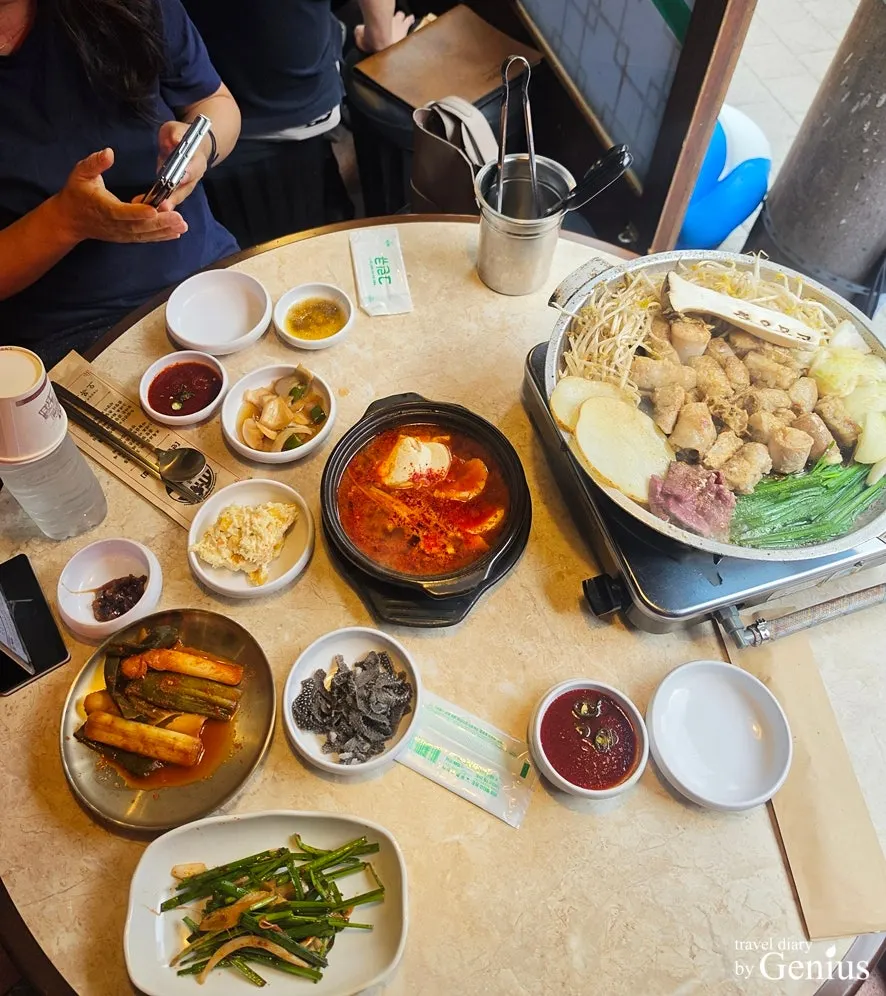 기본으로 나온 뚝배기 순두부찌개