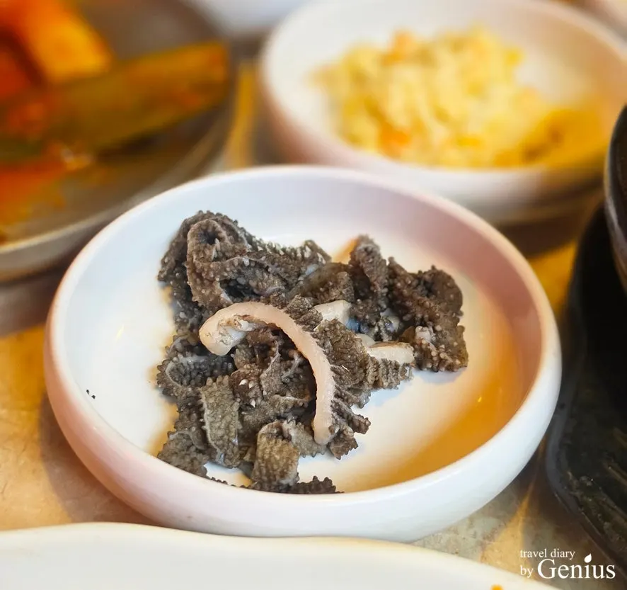 마늘곱창과 황소곱창이 가득 담긴 철판