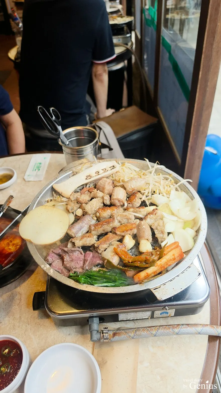 테이블에 놓인 소주와 맥주잔