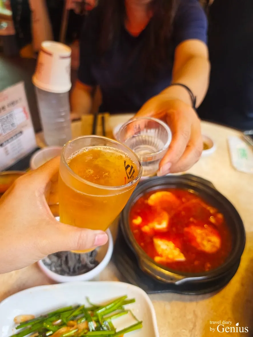 매콤한 소스에 찍은 곱창 한 점