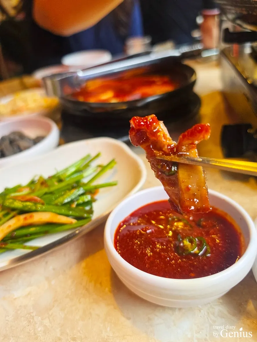 곱창 사이에서 익은 통마늘