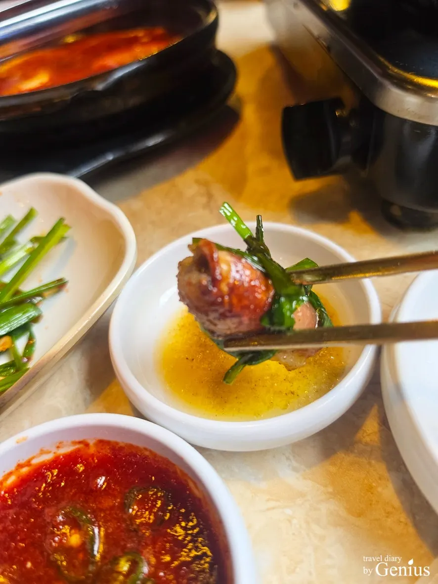 기름장에 찍어 먹는 마늘곱창