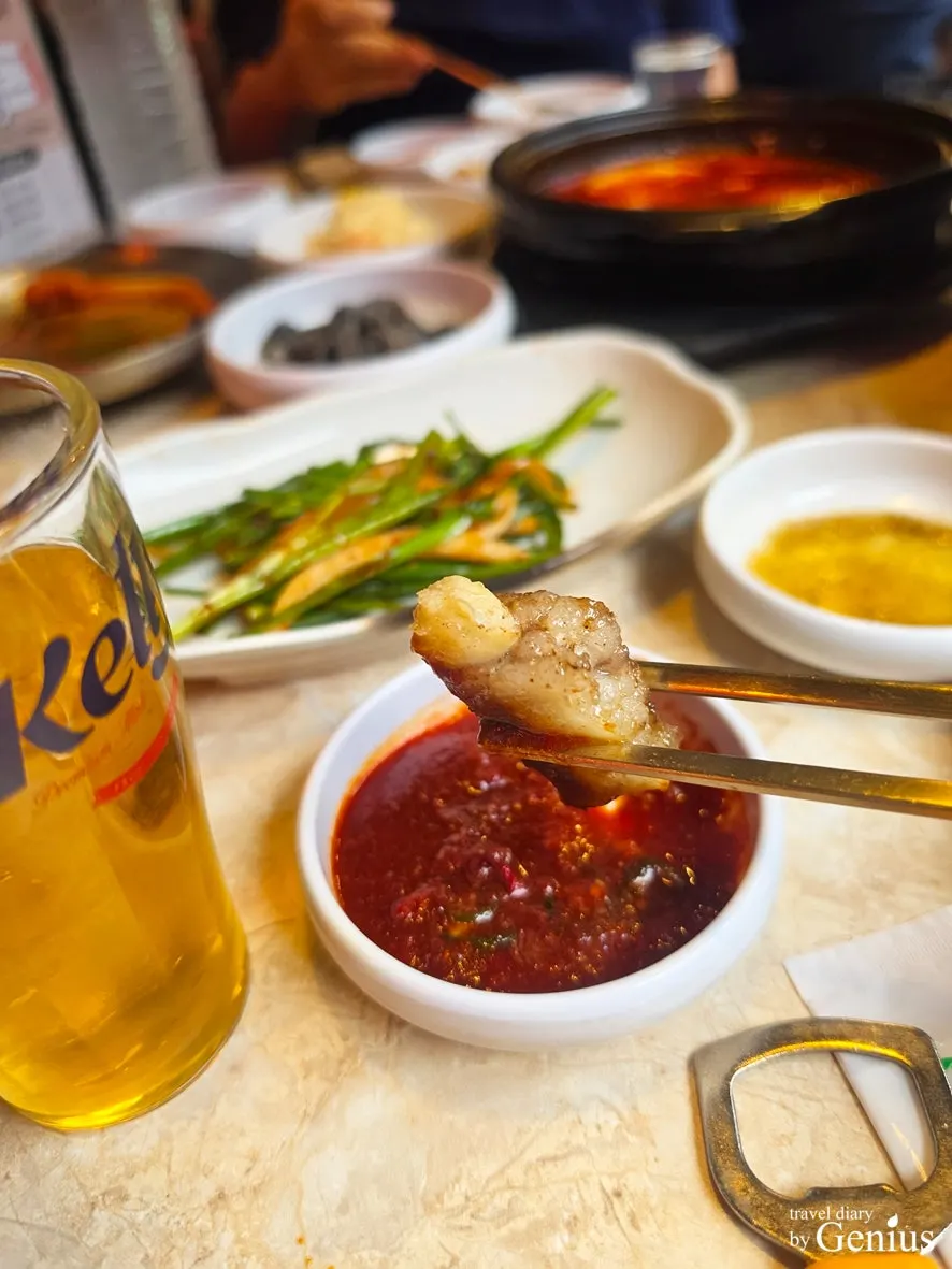 노릇하게 구워진 곱창 클로즈업