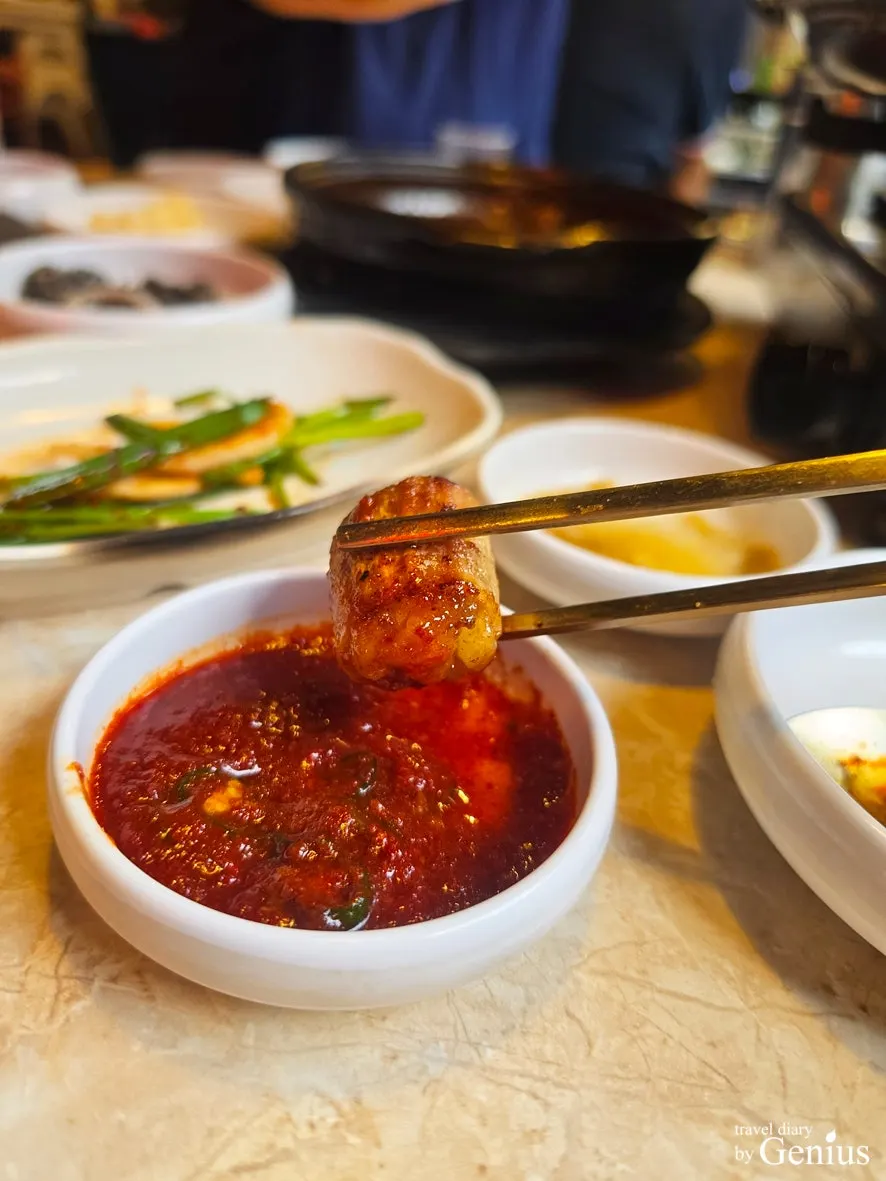 매콤 소스와 함께 즐기는 곱창 한입