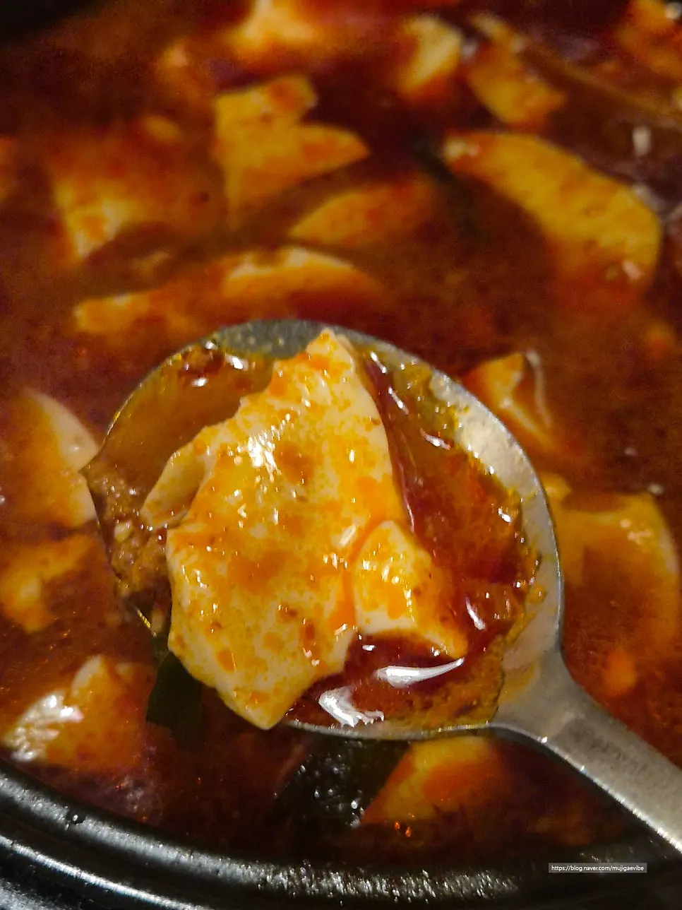 곱창과 함께 차려진 반찬 구성
