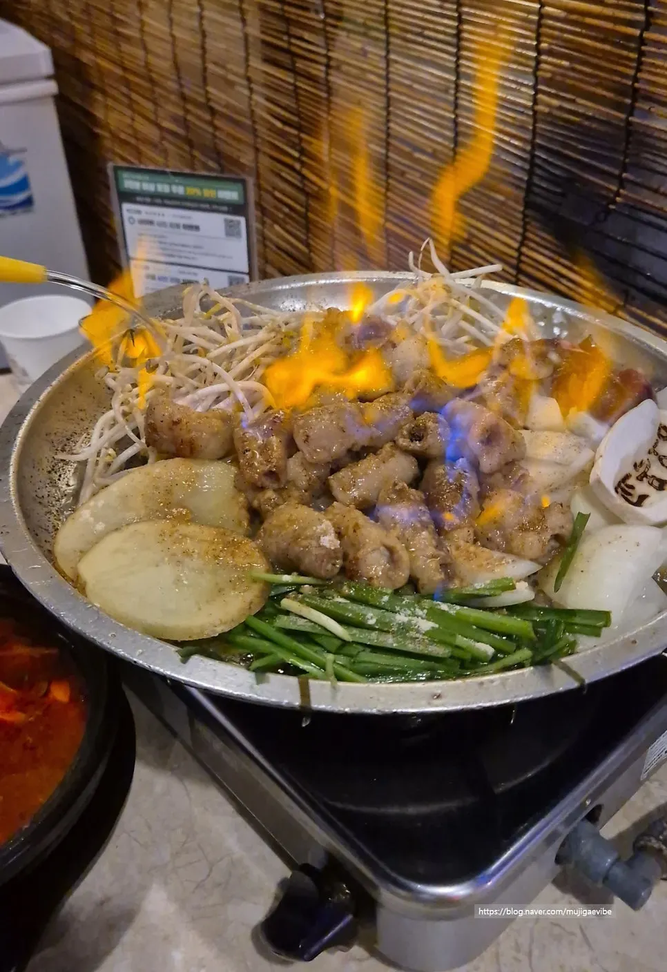 직화 초벌로 나온 곱창 접시