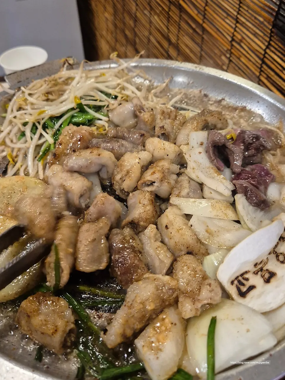 불쇼 후 불판에서 익는 곱창