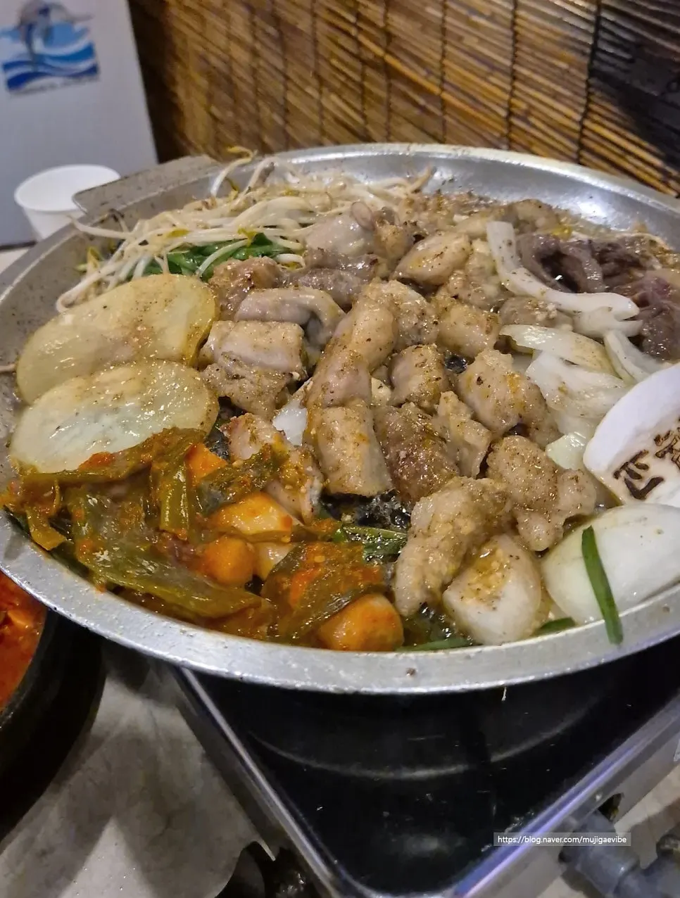 곱창판 위에서 구워지는 모습