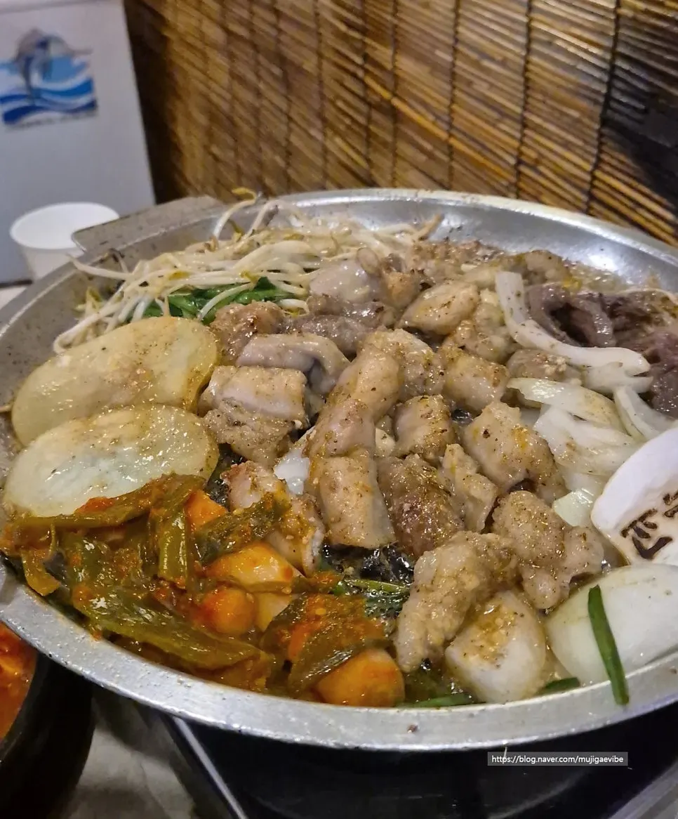 불판에 함께 올린 대파김치
