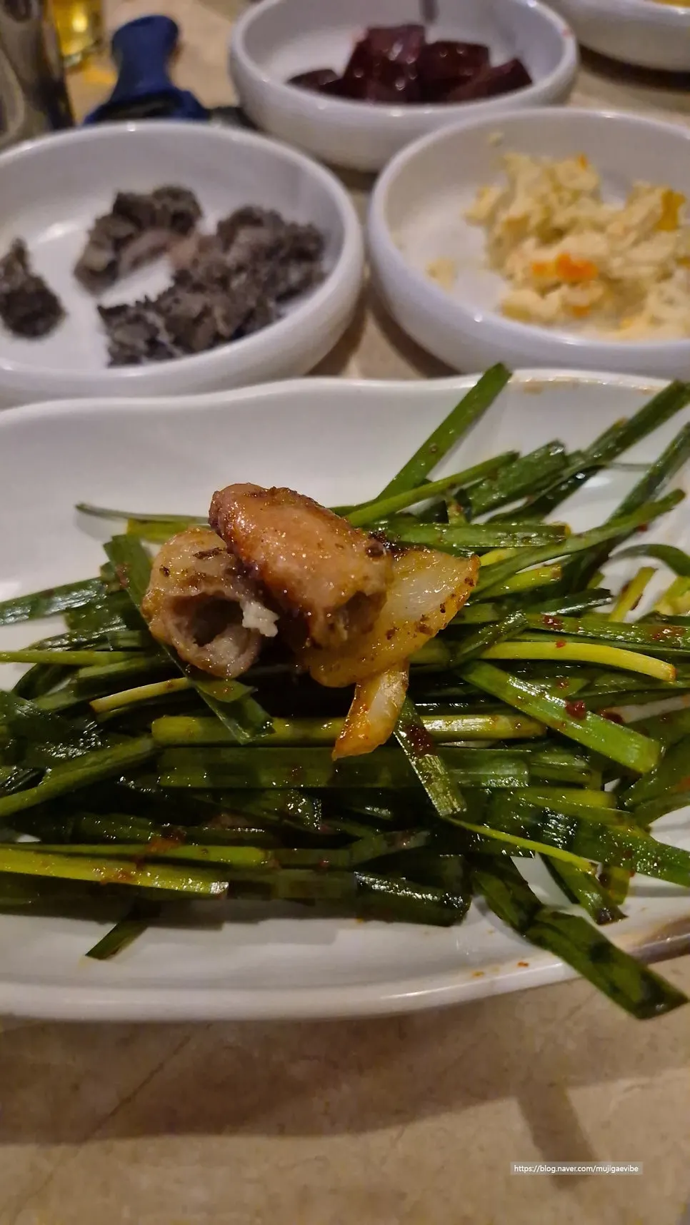 통마늘이 보이는 마늘곱창 단면