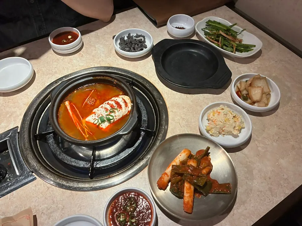 시원한 물과 함께 나온 비타민 음료