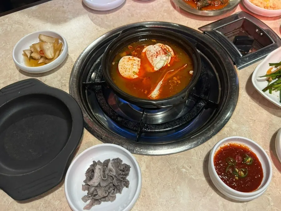 두부가 넉넉히 든 순두부찌개 한 그릇