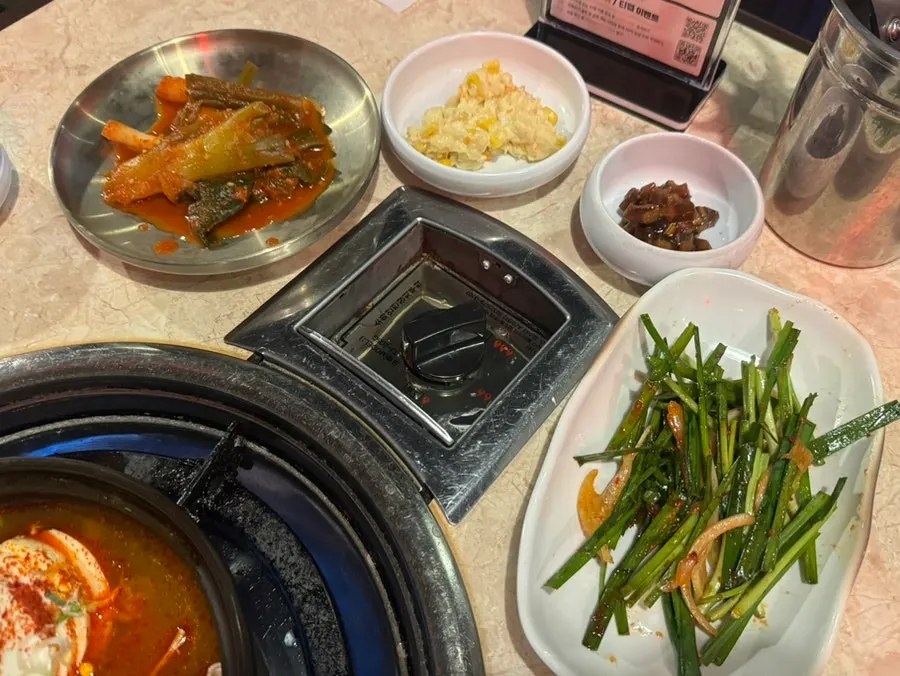 곱창과 함께 차려진 기본 반찬 상차림