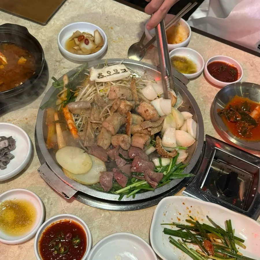 노릇하게 익어가는 모둠곱창
