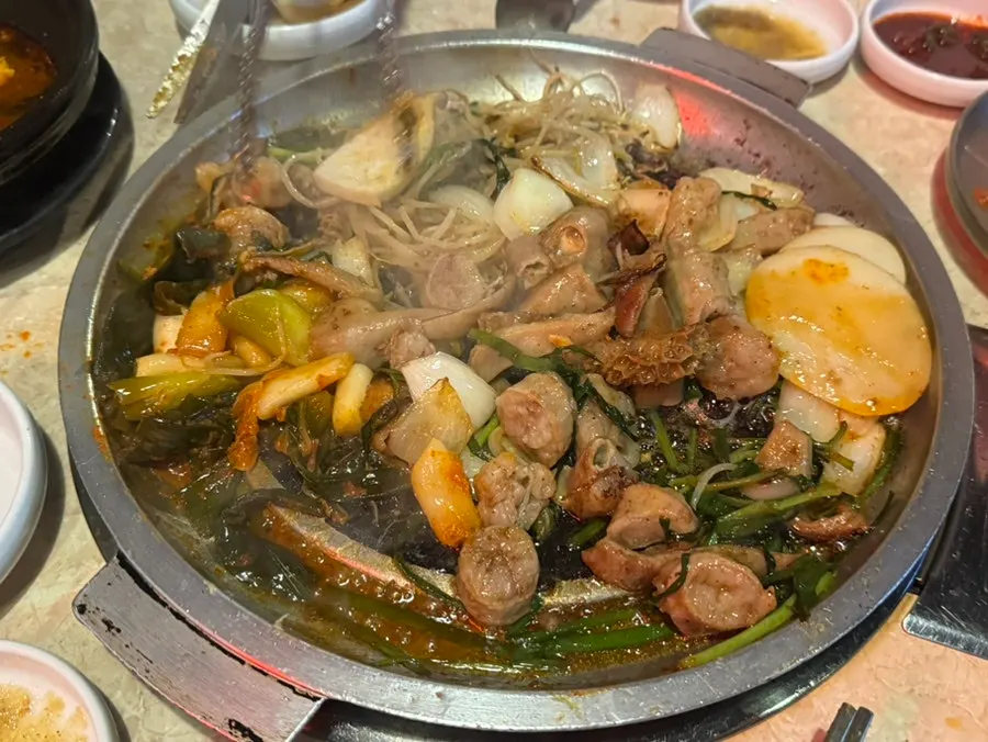 염통 벌집양 막창이 함께 오른 불판