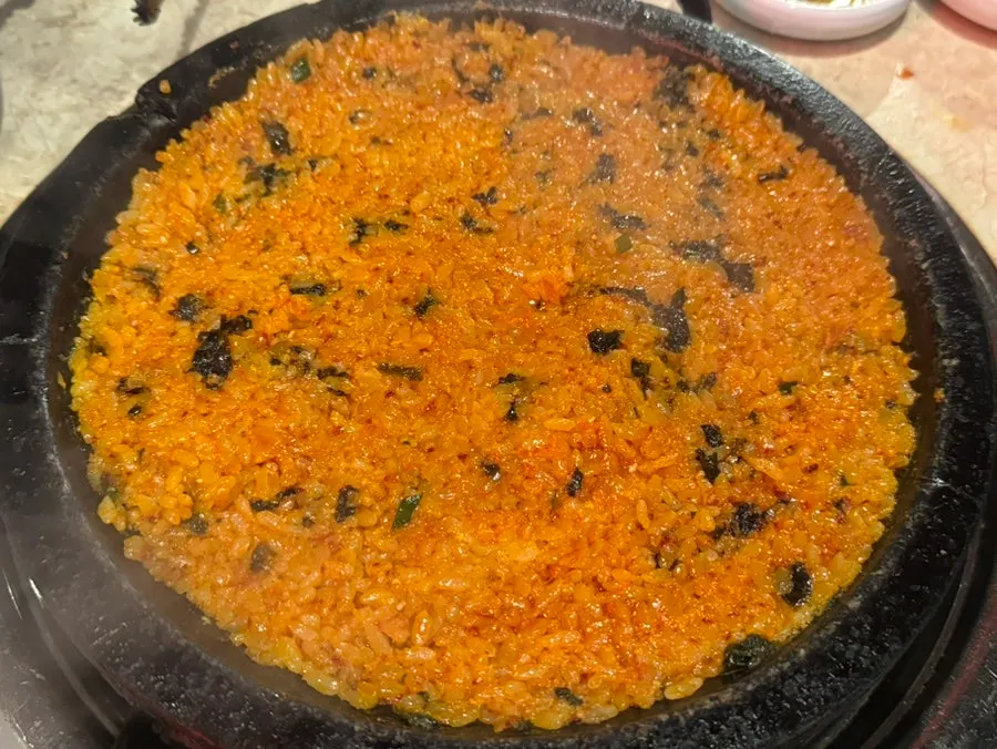 불판 가득 펼쳐진 볶음밥
