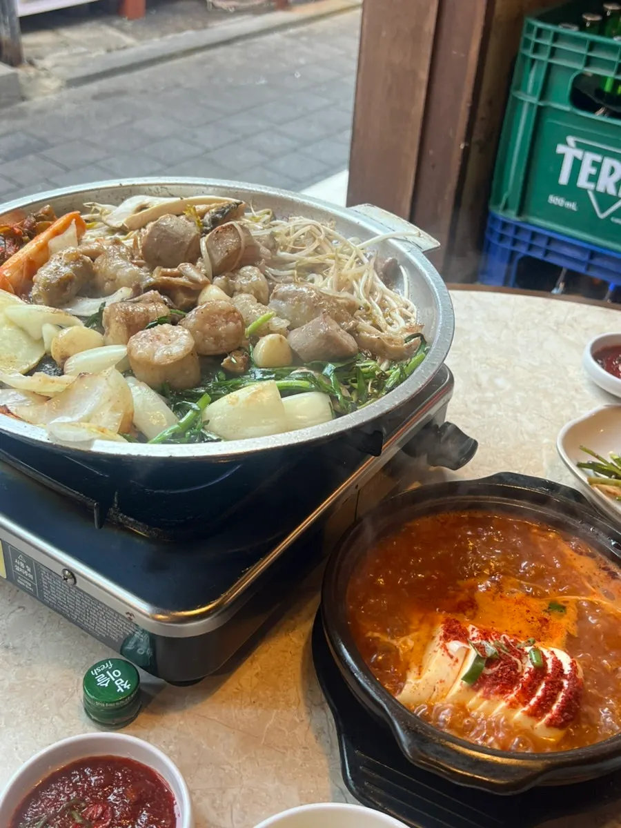 메뉴판과 함께 놓인 참이슬 소주