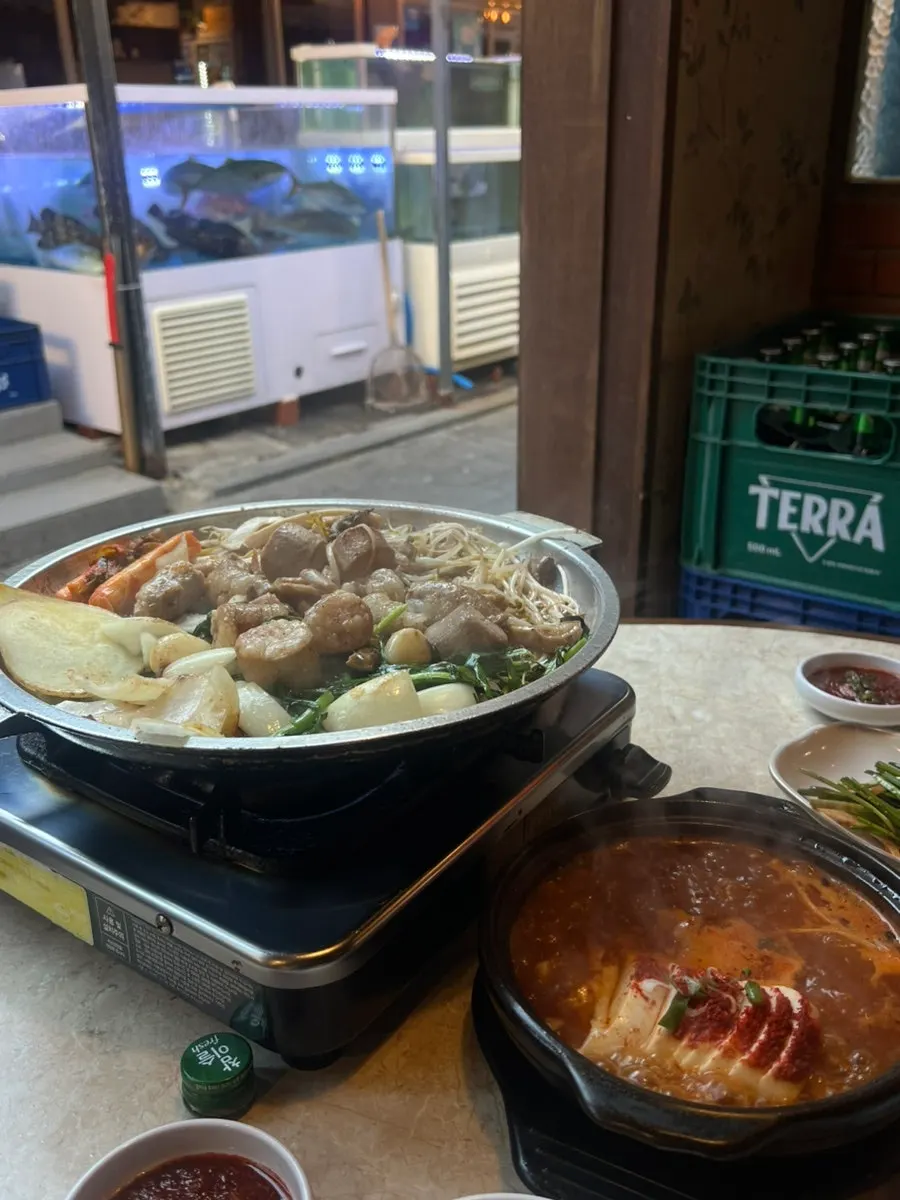 익어가는 소곱창과 곁들임 채소