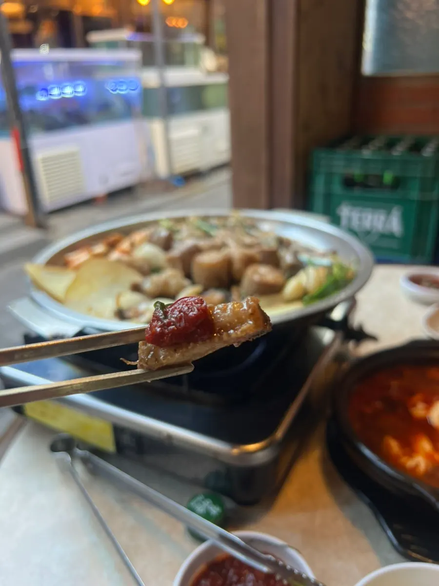 양념소스에 찍은 곱창