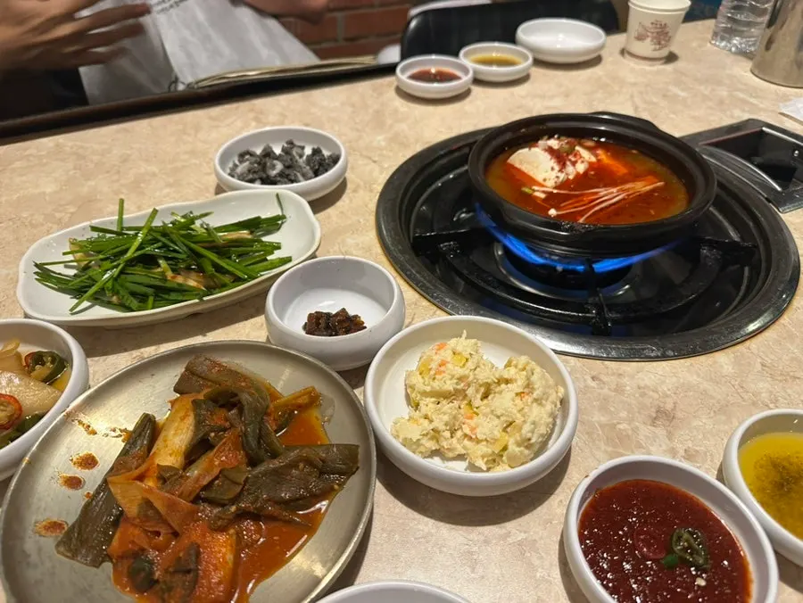 대파김치·부추무침·샐러드와 순두부찌개 기본 상차림