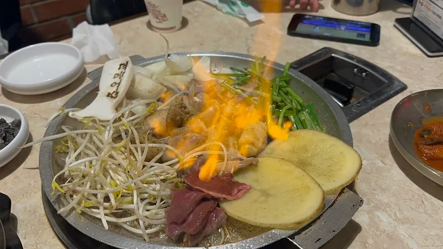 테이블에서 구워지는 모듬곱창 불쇼