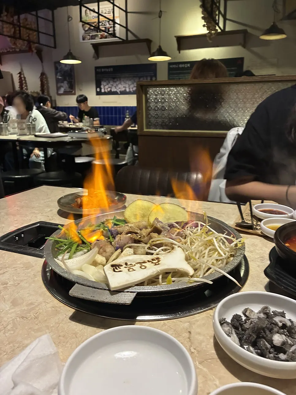 일요일 저녁 손님이 가득한 오목교곱창 목동본점 분위기