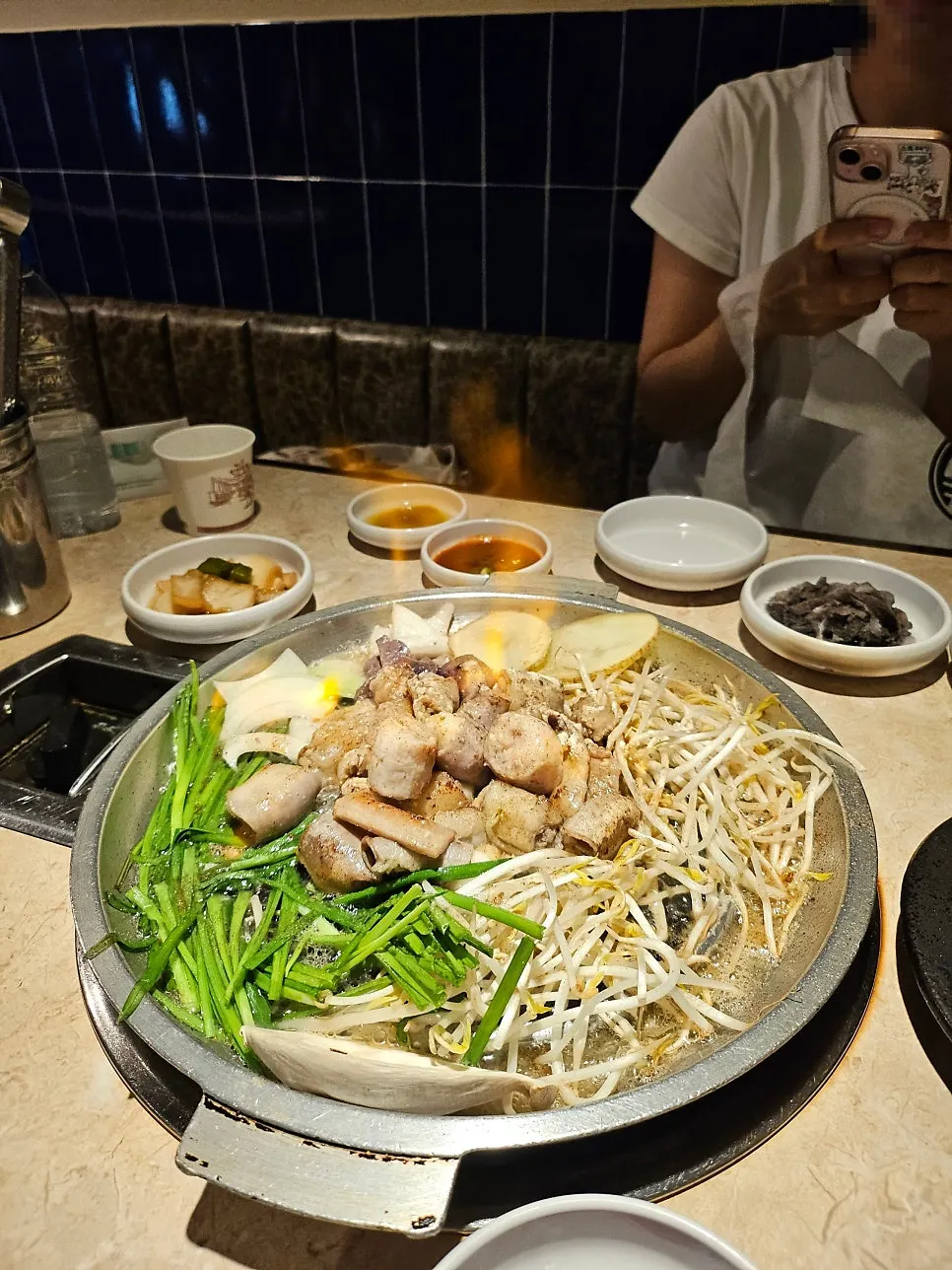 불판 위에서 조리 중인 전통수제마늘곱창