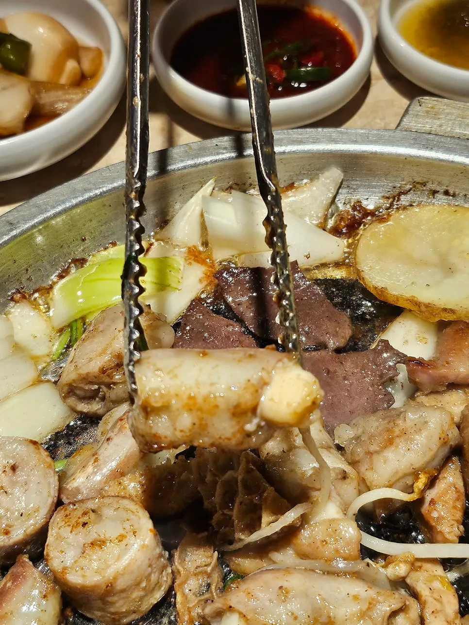 접시에 담긴 수제마늘곱창