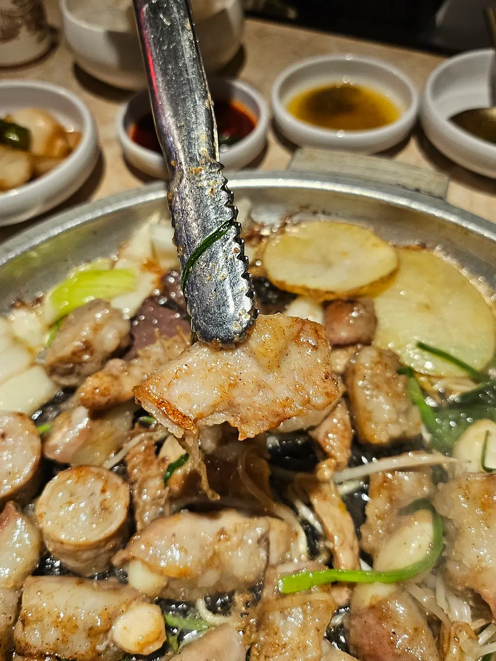 모듬곱창 중 황소곱창과 막창
