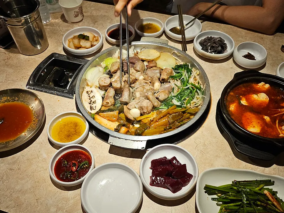 곱창과 기본찬이 함께 놓인 테이블