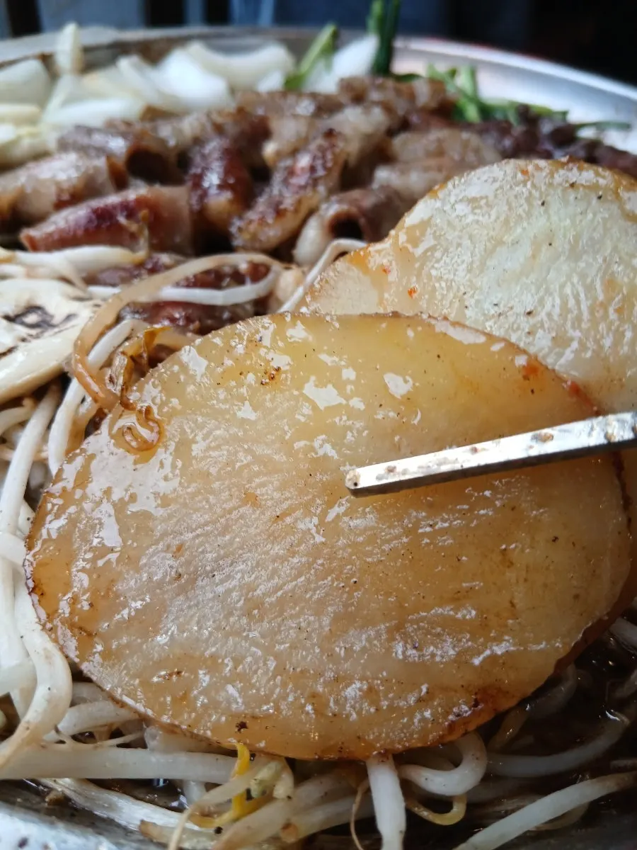 Garlic gopchang, bean sprouts, and heart on the grill