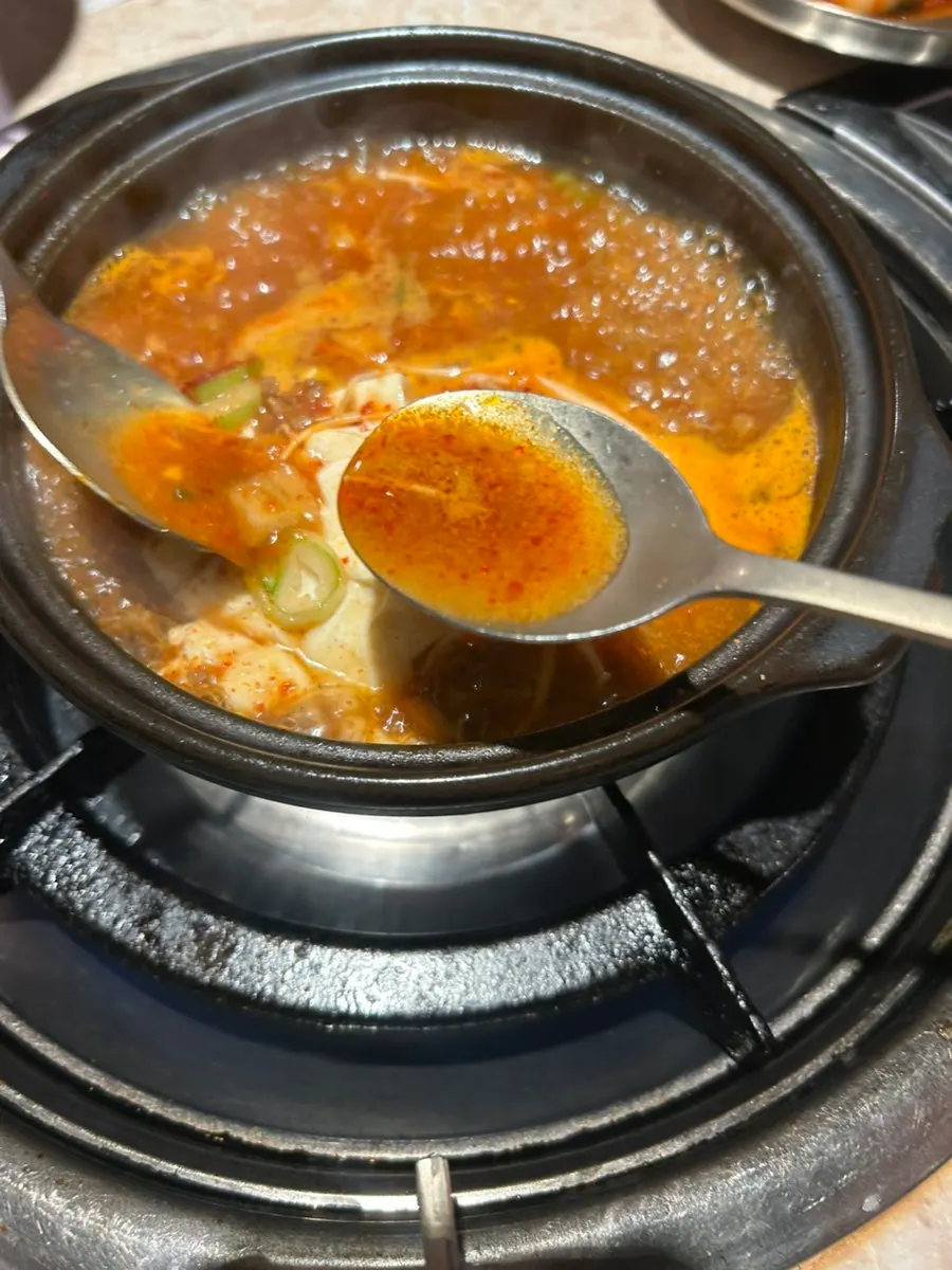 서비스로 제공된 순두부찌개 한 그릇