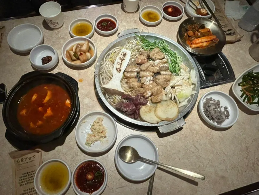 양파 장아찌와 콘샐러드 등 기본 반찬 한상