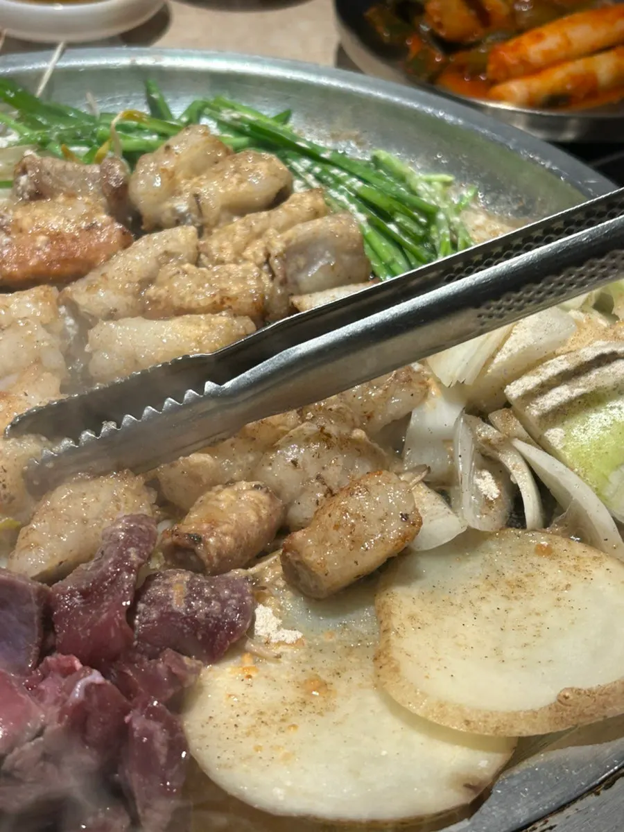 참기름 소스와 매콤한 소스 두 가지 찍먹 소스
