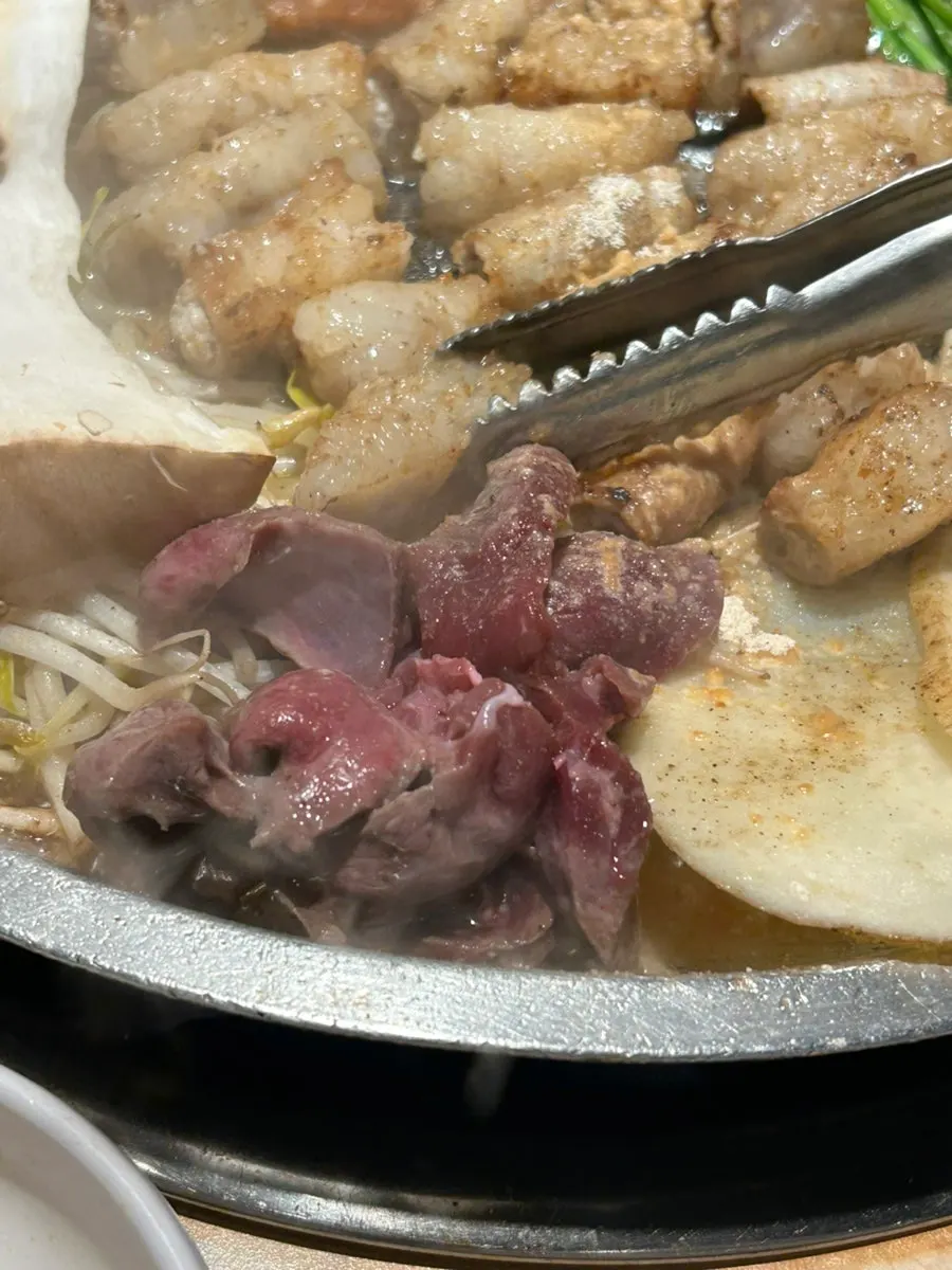 불판에 올린 곱창과 염통, 감자, 숙주