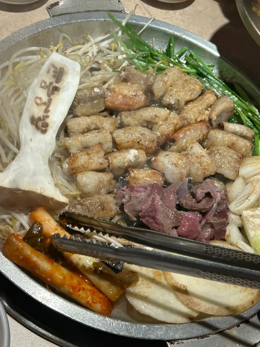 불판 위에 올려 구운 대파 김치